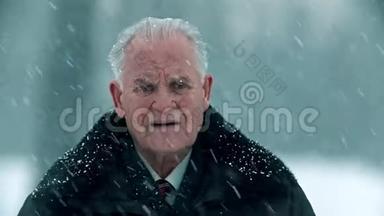 <strong>年迈</strong>的祖父-白发苍苍的悲伤的祖父站在外面下雪